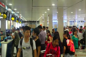 Tân Sơn Nhất ùn tắc cả trên trời, cấp bách 'giải cứu'