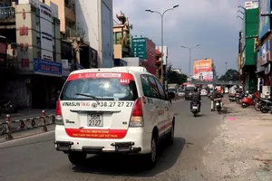 Bất ngờ taxi Vinasun dán khẩu hiệu phản đối Uber, Grab