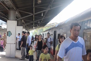 Sạt lở đất, hủy chạy tàu tuyến Hà Nội-Lào Cai