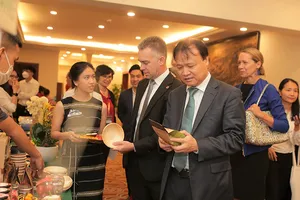 Thứ trưởng Đỗ Thắng Hải cùng các đại biểu tham quan gian hàng trưng bày sản phẩm xuất khẩu đi Mỹ tại diễn đàn. Ảnh: TÚ UYÊN