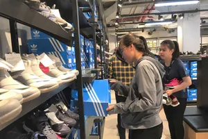 Sức mua trên thị trường có xu hướng hồi phục khá nhanh trong thời gian gần đây nhờ các doanh nghiệp đẩy mạnh khuyến mãi, kích cầu. Ảnh: TU