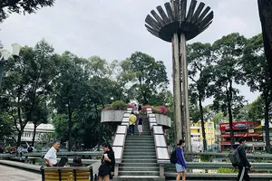 Hồ Con Rùa lâu nay trở thành điểm vui chơi của người dân và được biết đến như một biểu tượng của khu vực trung tâm TP. Ảnh: VIỆT HOA