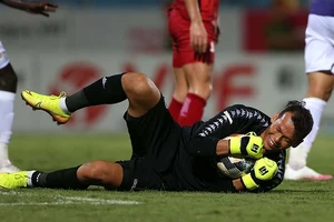 Thủ môn Bùi Tấn Trường bỏ lại quá khứ và đang khẳng định mình ở tuổi 34 khi ra đi tự do về khoác áo Hà Nội. Ảnh: NGỌC DUNG