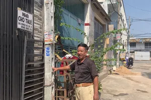 Ông Tâm cho rằng kẻ trộm dễ dàng dùng trụ điện làm thang leo vào nhà của ông và nhiều hộ dân khác. Ảnh: TRÚC PHƯƠNG