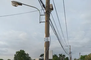 Những cây cột điện mọc giữa đường