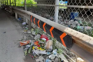 Gầm cầu đầy rác