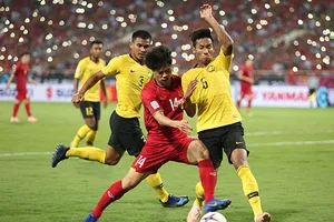 Tuyển Malaysia vừa đá tập vừa nhìn thầy trò ông Park