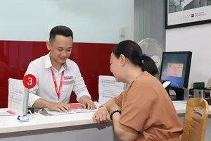 Người vay tiền sốt ruột chờ ngân hàng giảm lãi suất