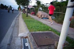 Sau khi báo phản ánh, các vỉ sắt đã được gắn mới