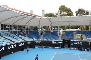 500 tay vợt và quan chức bị cô lập