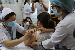 Ngày đầu tiêm vaccine COVID-19: An toàn