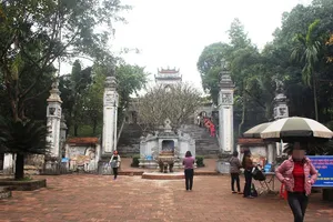 Cởi đồ ở di tích: Kiến nghị sửa luật để xử lý