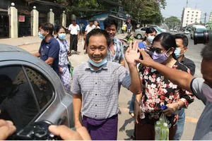 Chính quyền quân sự hoãn xét xử bà Suu Kyi