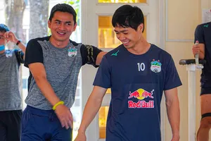 Kiatisak đưa đội bóng phố núi lên đỉnh