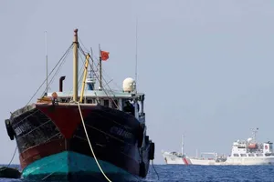 Các tàu hải cảnh Trung Quốc và một tàu cá Trung Quốc tại bãi cạn Scarborough năm 2017. Ảnh: REUTERS