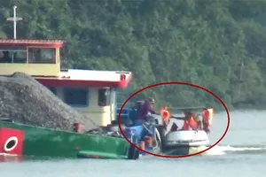 Cận cảnh nhét tiền vào sổ khi trình cho CSGT, TTGT