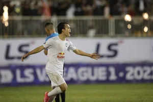 Văn Toàn lên chân dưới tay Kiatisak