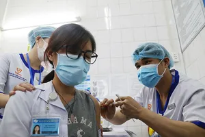 Đua tranh khốc liệt tìm kiếm nguồn vaccine ngừa COVID-19