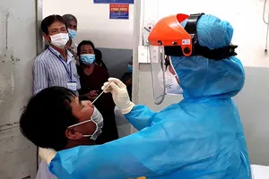 Dịch COVID-19 tấn công, bệnh viện siết phòng thủ