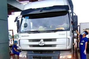 Đội mưa nắng chặn COVID-19 ngay cửa ngõ TP.HCM