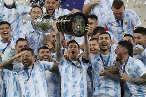 Cười với Messi và khóc cho Copa America