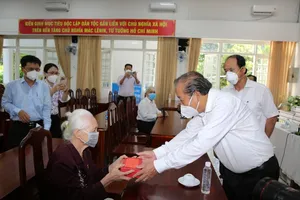 Phó Thủ tướng Trương Hòa Bình thăm, tặng quà người có công ở TP.HCM
