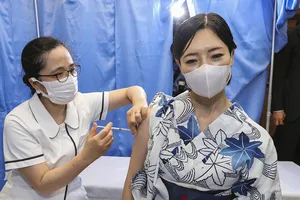 Dân Nhật ngại tiêm vaccine ngừa COVID-19, chính quyền vào cuộc