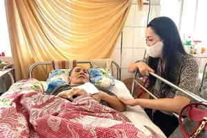 TP.HCM: Nghệ sĩ dìu nhau trong mùa dịch