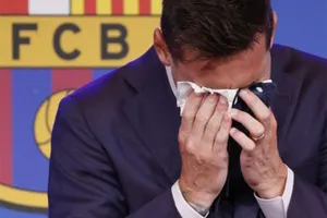 Tỉ phú Messi khóc làm gì!