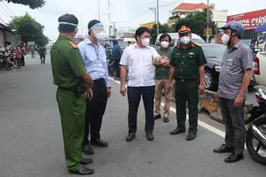 Hàng ngàn người ở TP.HCM về quê bị chặn tại các chốt