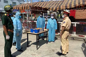 CSGT TP.HCM: 'Tấm lá chắn' trong cuộc chiến với COVID-19