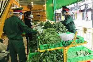 Đa dạng các phương thức đi chợ giúp dân