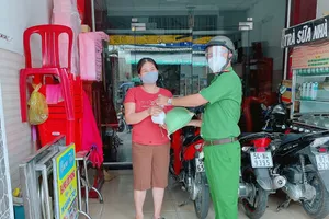 Công an Bình Tân bàn giao 1.500 phần quà để tặng cho dân