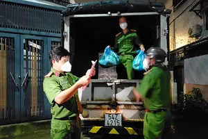 Công an phường xuyên đêm đem thực phẩm đến các khu trọ