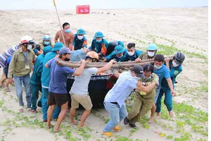 Huế, Đà Nẵng… căng mình chống bão số 5 giữa dịch