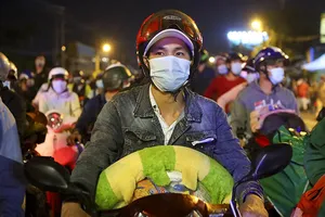 Người dân ồ ạt về quê, TP.HCM và miền Tây xử lý rủi ro kép