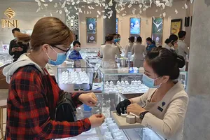 Biến thể Omicron khiến vàng, chứng khoán… 'nhảy múa'