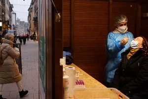 Điều cấp thiết phải làm để đối phó nguy cơ từ biến thể Omicron