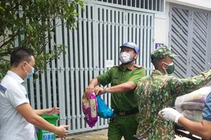 Anh cảnh sát khu vực luôn có mặt khi người dân cần giúp đỡ