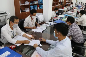 Trong dịch làm thủ tục trực tuyến, hết dịch lại làm trực tiếp