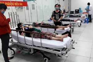 Lo lắng thiếu hụt nhân viên y tế do nhiễm COVID-19