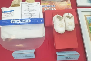 Chuyện về đôi giày của em bé chờ mẹ 4 tháng đi chống dịch 