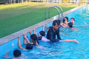 Ở ngôi trường buộc học sinh biết bơi 