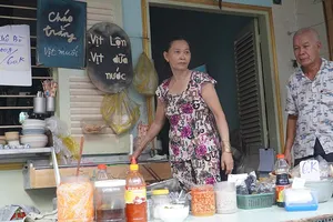 Cháo trắng 1.000 đồng “bao no” giữa lòng Sài Gòn 