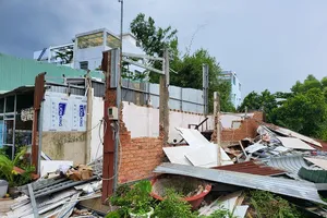 Tự ý lấy đồng hồ, nhẫn... khi cưỡng chế phá dỡ nhà dân 