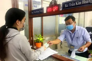 TP.HCM: Việc ngập đầu, cán bộ phường, xã vã mồ hôi 
