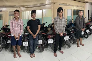 Thuê khách sạn ngủ ngày, đêm túa ra đi trộm 