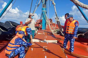 Cảnh sát biển truy bắt nhiều tàu buôn lậu xăng dầu