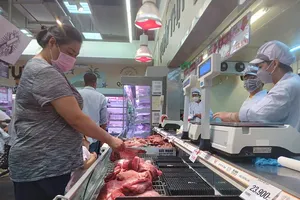 Xăng giảm giá, nhiều hàng hóa vẫn đứng im 