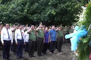 Những ngọn đuốc đỏ rực của dân trong Kế hoạch phản gián CM12 